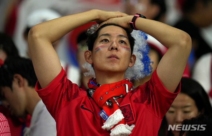 [알 라이얀=AP/뉴시스] 대한민국 팬이 28일(현지시간) 카타르 알 라이얀 에듀케이션 시티 스타디움에서 열린 월드컵 H조 가나와 한국의 경기가 끝난 뒤 아쉬워하고 있다. 2022.11.29.