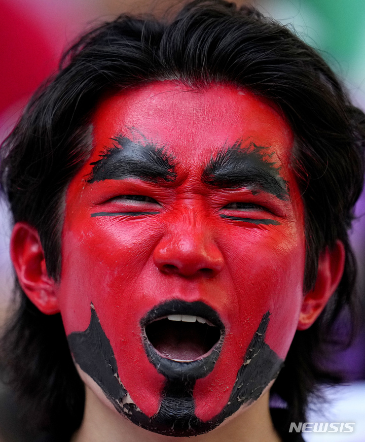 [알 라이얀=AP/뉴시스] 월드컵 H조 대한민국 팬이 28일(현지시간) 카타르 알 라이얀 에듀케이션 시티 스타디움에서 열린 가나와 한국 경기에 앞서 응원을 펼치고 있다. 2022.11.29.