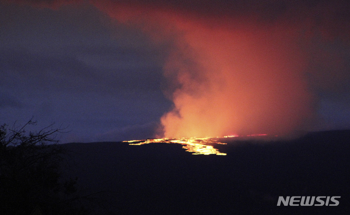 [하와이=AP/뉴시스] 28일(현지시간) 하와이 마우나 로아 화산 분화구에서 용암이 흘러 나오고 있다. 2022.11.29.
