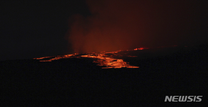 [하와이=AP/뉴시스] 28일(현지시간) 하와이 마우나 로아 화산 분화구에서 용암이 흘러 나오고 있다. 2022.11.29.