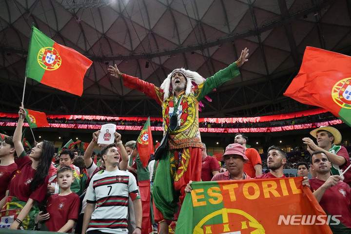 [루사일=AP/뉴시스] 팬들이 28일(현지시간) 카타르 루사일의 루사일 스타디움에서 열린 월드컵 H조 우루과이와 포르투갈의 경기에 앞서 환호하고 있다. 2022.11.29.