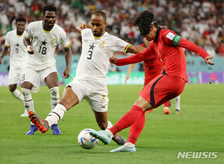 [알라이얀(카타르)=뉴시스] 조성우 기자 = 지난 2022년 11월28일(현지시간) 카타르 알라이얀 에듀케이션 시티 스타디움에서 열린 2022 카타르 월드컵 H조 2차전 대한민국과 가나의 경기, 한국 손흥민이 슈팅을 하고 있다. 2022.11.29. xconfind@newsis.com