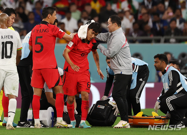 [알라이얀(카타르)=뉴시스] 조성우 기자 = 28일(현지시간) 카타르 알라이얀 에듀케이션 시티 스타디움에서 열린 2022 카타르 월드컵 H조 2차전 대한민국과 가나의 경기, 한국 황인범이 부상을 당해 치료를 받고 있다. 2022.11.28. xconfind@newsis.com