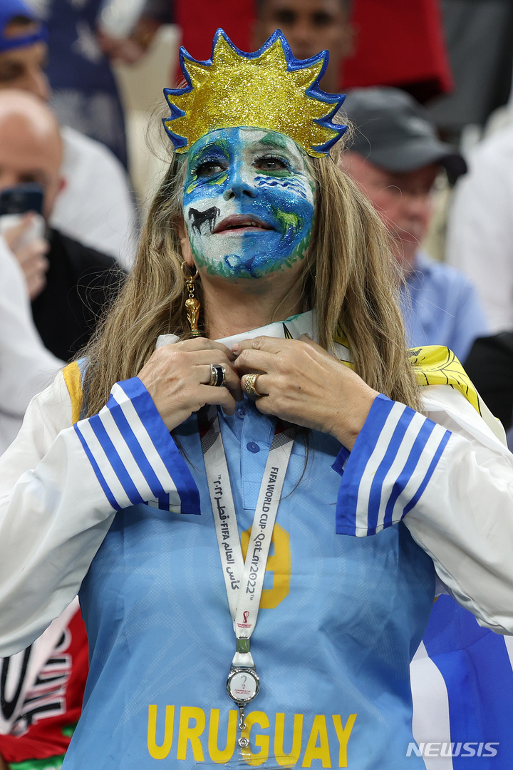 [루사일(카타르)=뉴시스] 백동현 기자 = 28일(현지시간) 카타르 루사일 스타디움에서 열린 2022 카타르 월드컵 조별리그 H조 2차전 포르투갈과 우루과이의 경기, 우루과이 축구 팬이 응원하고 있다. 2022.11.29. livertrent@newsis.com