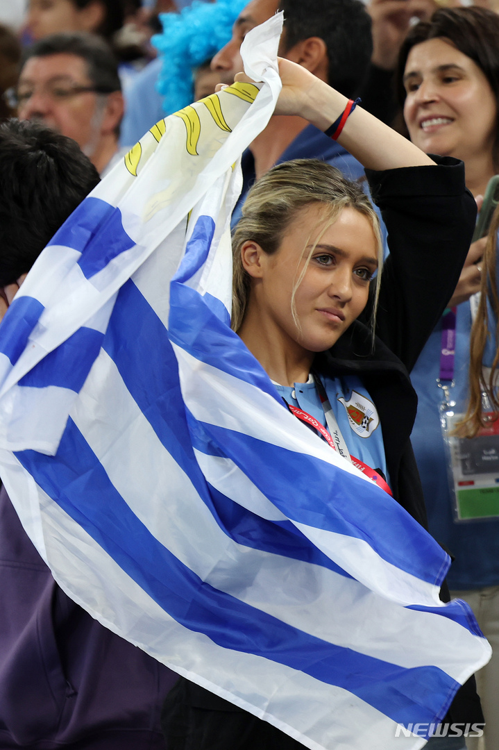 [루사일(카타르)=뉴시스] 백동현 기자 = 28일(현지시간) 카타르 루사일 스타디움에서 열린 2022 카타르 월드컵 조별리그 H조 2차전 포르투갈과 우루과이의 경기, 우루과이 축구 팬이 응원하고 있다. 2022.11.29. livertrent@newsis.com