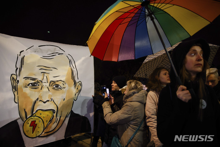 [바르샤바(폴란드)=AP/뉴시스] 폴란드의 여당 대표 카친스키 집 앞에서 폴란드의 여성 투표권 쟁취 104주년을 맞아&nbsp; 28일 (현지시간) 항의시위를 하고 있는 폴란드 여성들.&nbsp;&nbsp; 