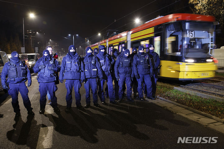 [바르샤바( 폴란드)=AP/뉴시스] 폴란드 여성의 반정부 항의시위에 28일 바르샤바 시내 도로를 봉쇄한 경찰.&nbsp; 