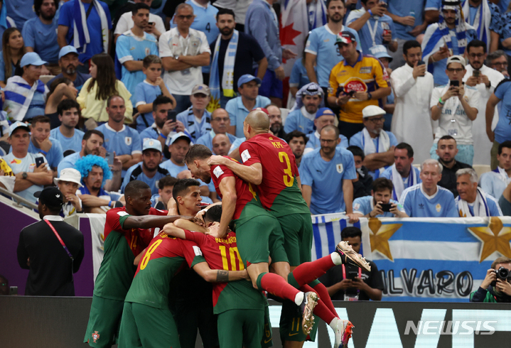 [루사일(카타르)=뉴시스] 조성우 기자 = 28일(현지시간) 카타르 루사일 스타디움에서 열린 2022 카타르 월드컵 조별리그 조별리그 H조 2차전 포르투갈과 우루과이의 경기, 포르투갈 브루노 페르난데스가 골을 넣고 기뻐하고 있다. 2022.11.29. xconfind@newsis.com