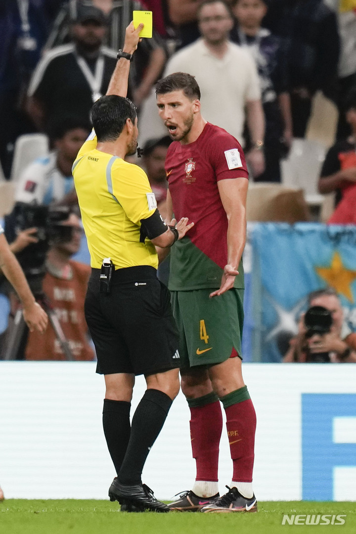 [루사일(카타르)=AP/뉴시스] 우루과이전에서 경고 받는 포르투갈 후벵 디아스. 2022.11.28. 