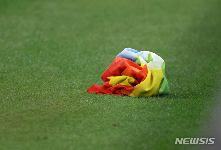 [루사일(카타르)=뉴시스] 조성우 기자 = 28일(현지시간) 카타르 루사일 스타디움에서 열린 2022 카타르 월드컵 조별리그 조별리그 H조 2차전 포르투갈과 우루과이의 경기, 한 남성이 '이란 여성에 대한 존중'이라고 적힌 티셔츠를 입고 경기장에 난입해 무지개 깃발을 흔들었다. 남성이 흔든 무지개 깃발이 경기자 한 쪽에 놓여있다. 2022.11.29. xconfind@newsis.com