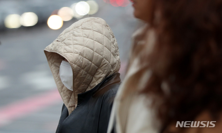 [서울=뉴시스] 추상철 기자 = 찬바람이 불면서 기온이 뚝 떨어진 29일 오전 서울 종로구 세종대로사거리에서 시민이 잔뜩 웅크린 채 횡단보도를 건너고 있다. 2022.11.29. scchoo@newsis.com