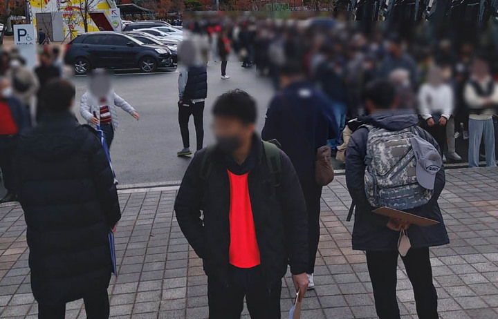 [광주=뉴시스] 변재훈 기자 = 29일 오전 광주 북구 광주-기아챔피언스필드 주차장에서 기아자동차 출고 완성차량 '로드 탁송' 일일 기사 모집에 긴 줄이 늘어서고 있다. (사진=독자 제공) 2022.11.29. photo@newsis.com *재판매 및 DB 금지