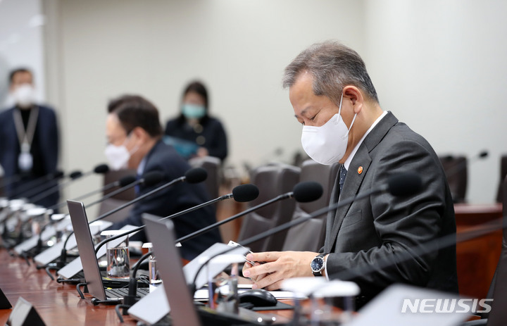 [서울=뉴시스] 전신 기자 = 이상민 행정안전부 장관이 29일 서울 용산 대통령실 청사에서 열린 국무회의에 앞서 스마트폰을 확인하고 있다. 2022.11.29. photo1006@newsis.com