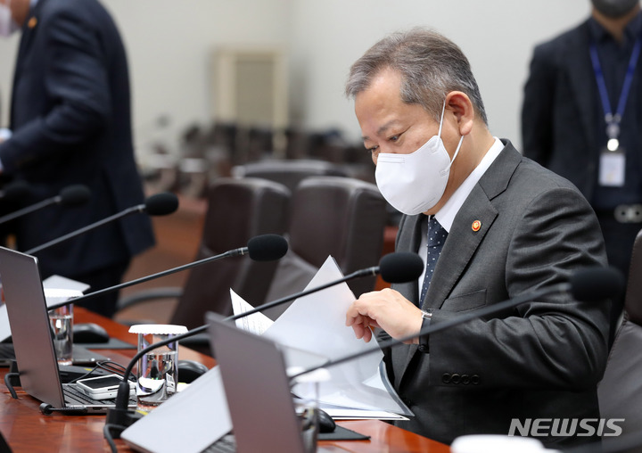 [서울=뉴시스] 전신 기자 = 이상민 행정안전부 장관이 29일 서울 용산 대통령실 청사에서 열린 국무회의에 앞서 자료를 살펴보고 있다. 2022.11.29. photo1006@newsis.com