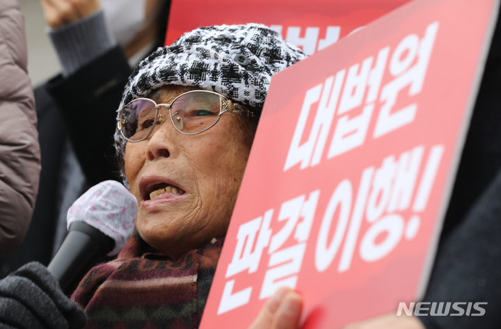 [서울=뉴시스] 김금보 기자 = 미쓰비시중공업 일제 강제동원 피해자 양금덕(94)씨가 29일 오전 서울 서초구 대법원 후문에서 열린 '미쓰비시중공업 대법원 판결 4년 기자회견'에서 발언하고 있다. 2022.11.29. kgb@newsis.com