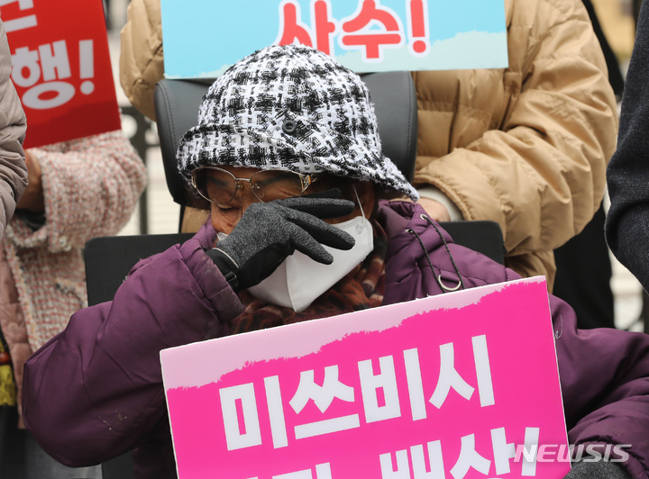 [서울=뉴시스] 김금보 기자 = 미쓰비시중공업 일제 강제동원 피해자 양금덕(94)씨가 29일 오전 서울 서초구 대법원 후문에서 열린 '미쓰비시중공업 대법원 판결 4년 기자회견'에서 눈물을 닦고 있다. 2022.11.29. kgb@newsis.com