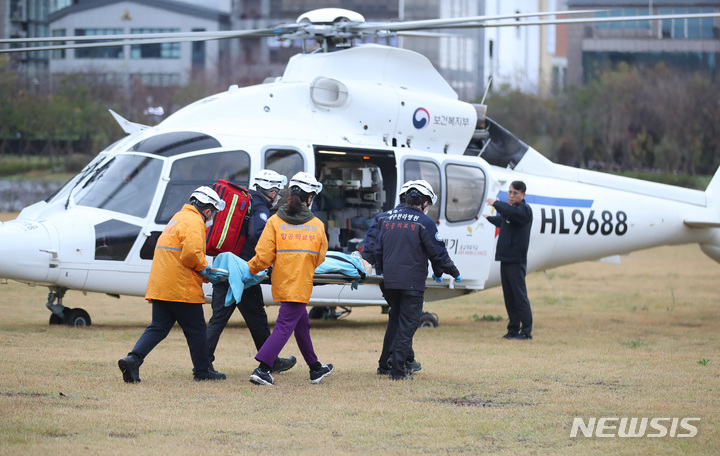 [제주=뉴시스] 우장호 기자 = 29일 오전 제주 시민복지타운 광장에서 열린 국내 8번째 응급의료 전용헬기(닥터헬기) 출범식에서 의료 관계자들이 응급환자 이송 시연을 하고 있다. 2022.11.29. woo1223@newsis.com