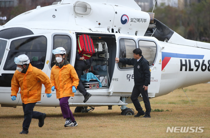 [제주=뉴시스] 우장호 기자 =지난해 11월29일 오전 제주 시민복지타운 광장에서 열린 국내 8번째 응급의료 전용헬기(닥터헬기) 출범식에서 의료 관계자들이 응급환자 이송 시연을 하고 있다. 2022.11.29. woo1223@newsis.com