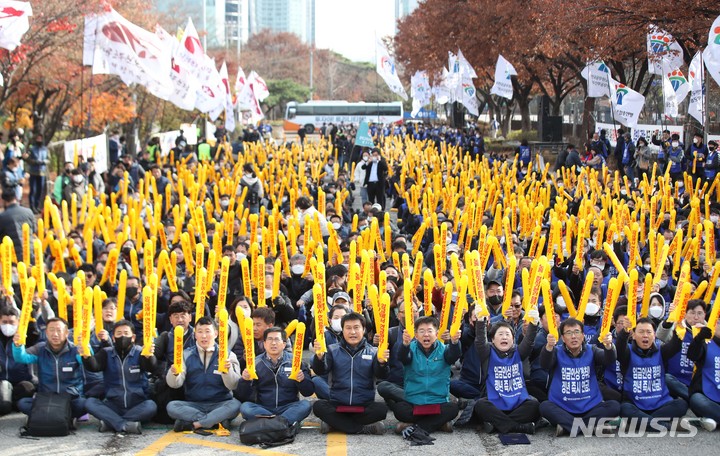 [서울=뉴시스] 김선웅 기자 = 전국공무원노동조합, 대한민국공무원노동조합총연맹, 전국교직원노동조합이 29일 서울 여의도에서 결의대회를 열고 물가인상률 반영 실질임금 인상, 공무원연금 소득공백 해소 약속 이행, 공무원연금법 개정, 공무원 및 교원 정치기본권 보장 법안 즉각 개정 등을 촉구하고 있다. 2022.11.29. mangusta@newsis.com