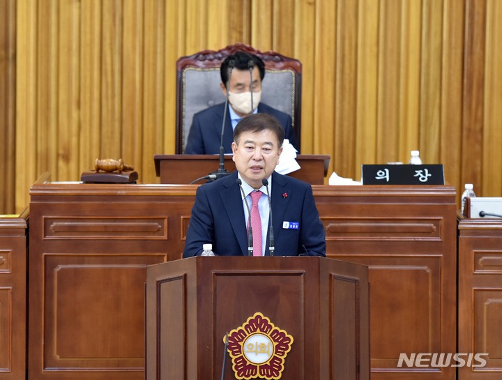 [영광=뉴시스] 강종만 전남 영광군수가 군의회에서 내년 예산안 편성과 관련해 시정 연설을 하고 있다. (사진=영광군 제공) 2022.11.29. photo@newsis.com