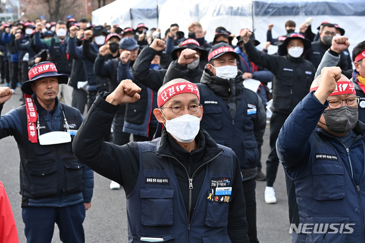 [의왕=뉴시스] 김종택 기자 = 민주노총 공공운수노조 화물연대 총파업 엿새째인 29일 오후 경기도 의왕시 내륙컨테이너기지(ICD)에서 열린 '총파업 투쟁 승리 화물연대 결의대회'에서 이봉주 위원장(가운데이 삭발 투쟁식을 마치고 구호를 외치고 있다. 2022.11.29. jtk@newsis.com