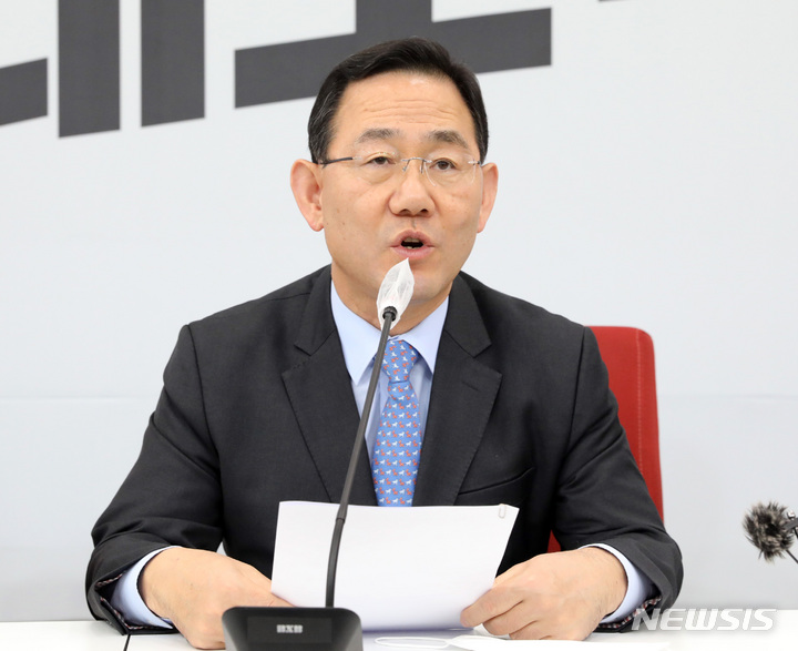 [서울=뉴시스] 전진환 기자 = 주호영 국민의힘 원내대표 29일 오후 서울 여의도 국회 원내대표실에서 비공개 긴급 중진의원 회의를 마치고 기자들에게 브리핑을 하고 있다. 2022.11.29. amin2@newsis.com