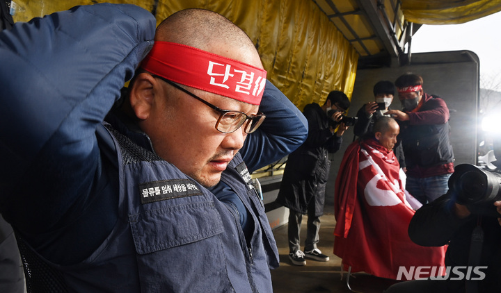 [의왕=뉴시스] 김종택 기자 = 정부가 민주노총 공공운수노조 화물연대본부 총파업에 대해 업무개시명령을 발동한 29일 경기 의왕시 내륙컨테이너기지(ICD)에서 열린 결의대회에서 이광재(왼쪽) 화물연대본부 서울경기지역본부장과 이봉주 화물연대본부 위원장이 명령 발동에 반발하며 삭발하고 있다. (공동취재사진) 2022.11.29. jtk@newsis.com