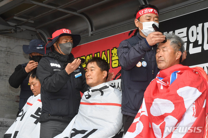 [광주=뉴시스] 변재훈 기자 = 민주노총 화물연대 광주지부가 29일 광주 서구 기아자동차 공장 남문 앞에서 연 파업 총력 투쟁 결의대회에서 삭발식을 진행하고 있다. 2022.11.29. wisdom21@newsis.com