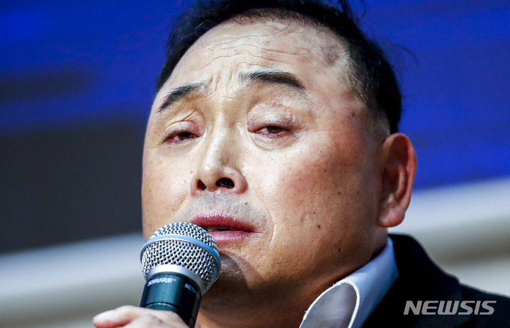 [서울=뉴시스] 정병혁 기자 = 육상인 이봉주가 29일 오후 서울 송파구 올림픽파크텔에서 열린 2022 대한민국 스포츠영웅 헌액식에서 헌액패를 받은 뒤 소감을 밝히고 있다. 2022.11.29. jhope@newsis.com