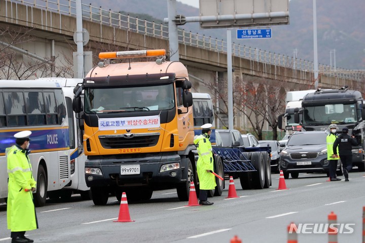 [부산=뉴시스] 하경민 기자 = 민주노총 공공운수노조 화물연대본부 총파업 엿새째인 29일 부산 강서구 부산신항 교차로에서 국토교통부 비상수송차량이 운행하고 있다. 2022.11.29. yulnetphoto@newsis.com