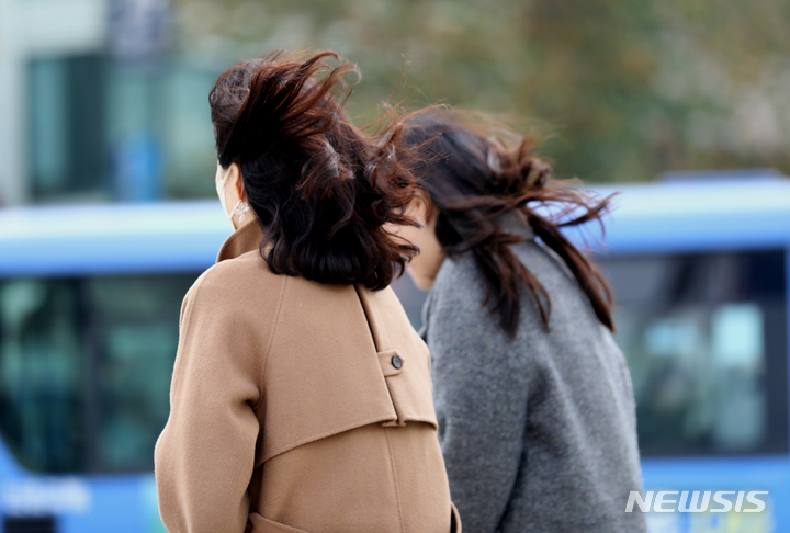 인천, 때 이른 초겨울 추위 계속…바람 불어 더 춥다