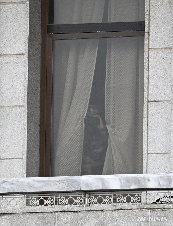 [파주=뉴시스] 사진공동취재단 = 29일 오후 경기도 파주시 판문점 북측 지역 판문각에서 북한 병사들이 판문점을 방문한 권영세 통일부 장관과 취재진을 살펴보고 있다. 2022.11.29. photo@newsis.com