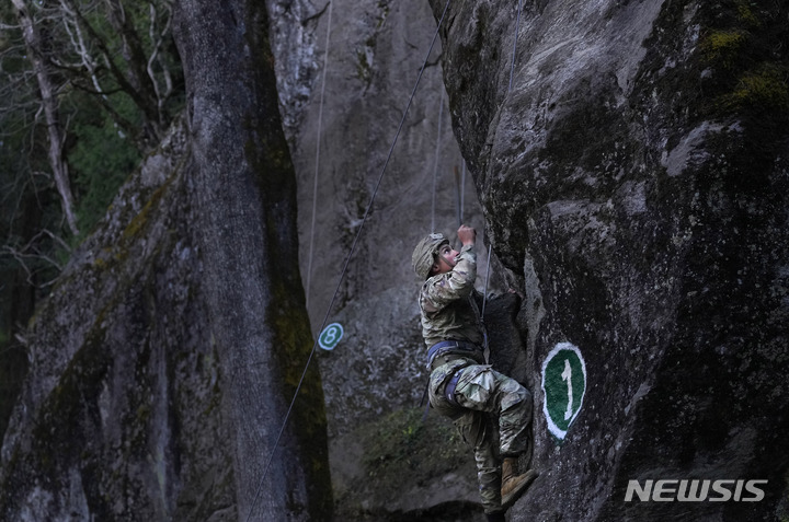 [워싱턴D.C.=AP/뉴시스] 미국육군특수작전사령부(USASOC)가 발표한 보고서에 따르면 특수작전에 참여한 여군들이 광범위한 성차별에 당하고 있다고 22일(현지시간) 미국 AP통신은 보도했다. 사진은 미국 육군 병사가 훈련을 받는 모습. 2023.08.23.
