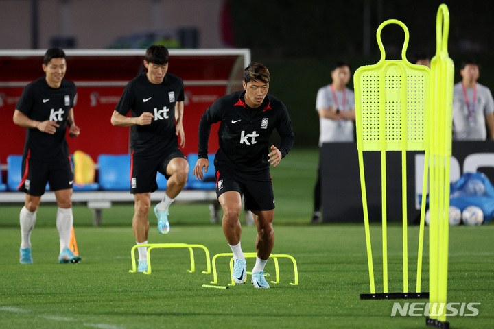 [도하(카타르)=뉴시스] 조성우 기자 = 황희찬을 비롯한 대한민국 축구대표팀 선수들이 29일(현지시간) 오후 카타르 도하 알 에글라 트레이닝센터에서 훈련하고 있다. 2022.11.29. xconfind@newsis.com