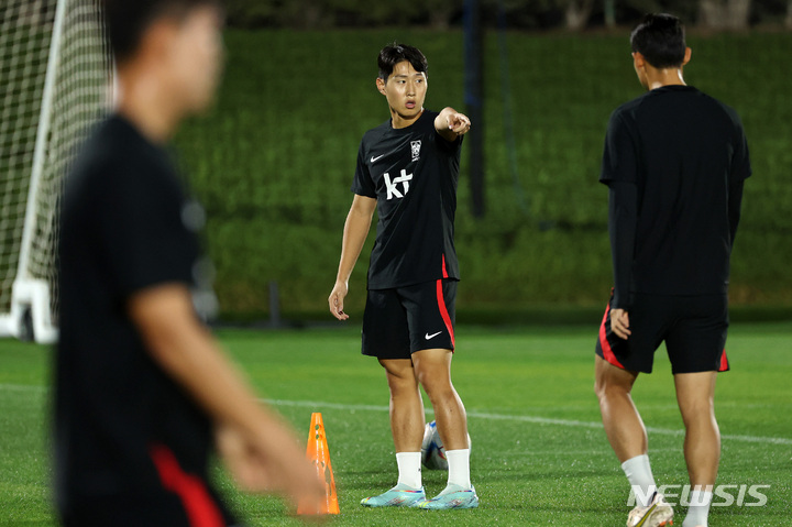[도하(카타르)=뉴시스] 조성우 기자 = 이강인을 비롯한 대한민국 축구대표팀 선수들이 29일(현지시간) 오후 카타르 도하 알 에글라 트레이닝센터에서 훈련하고 있다. 2022.11.29. xconfind@newsis.com
