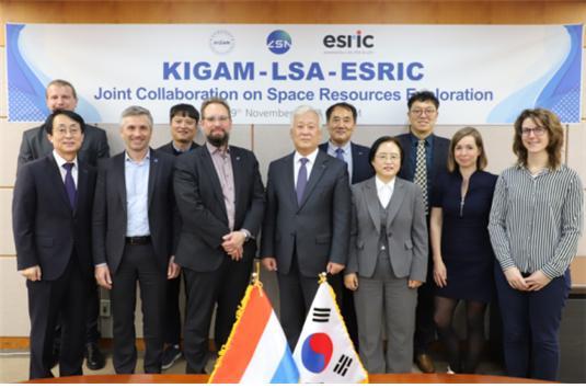 [대전=뉴시스] 29일 룩셈부르크 대표단이 지질자원연구원에 방문해 기념 촬영을 하고 있다.오른쪽 세번째부터 마크 세레즈 룩셈부르크 우주청장, 이평구 지질자원연구원장, 김경자 책임연구원. *재판매 및 DB 금지