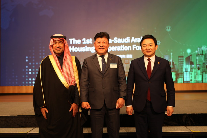 (왼쪽부터) 마제드 알 호가일 자치행정주택부 장관, 신용구 한국테크놀로지 대표, 원희룡 국토교통부 장관. [사진 제공 = 한국테크놀로지] *재판매 및 DB 금지