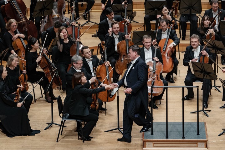 [서울=뉴시스]지난 28일 서울 송파구 롯데콘서트홀에서 열린 베를린 슈타츠카펠레 첫 내한 공연. 공연을 마친 후 지휘자인 크리스티안 틸레만과 악장인 바이올리니스트 이지윤이 악수를 나누고 있다. (사진=마스트미디어 제공) 2022.11.30. photo@newsis.com *재판매 및 DB 금지