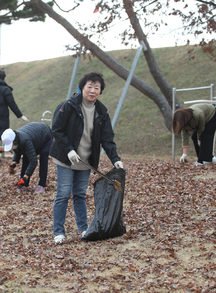 [홍성=뉴시스] 윤일순 홍성군의원이 낙엽을 주우면서 환경정화 활동을 하고 있다. *재판매 및 DB 금지