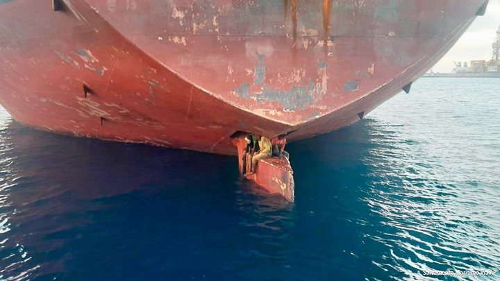 밀항 이주자 3명이 유조선 방향타 위에 앉아 나이지리아에서 스페인령 카나리아제도까지 11일간을 버텨냈다. 출처: 트위터 *재판매 및 DB 금지