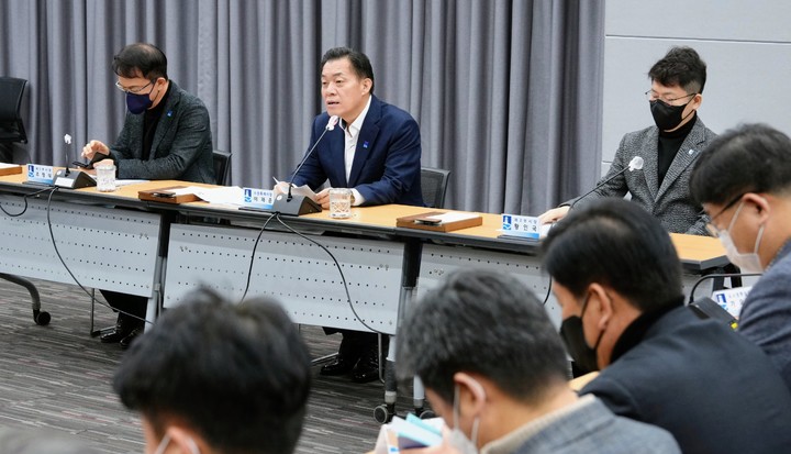 [수원=뉴시스] 이재준 경기 수원시장이 30일 수원시청 중회의실에서 열린 '12월 확대간부회의'에서 고향사랑기부제 시행 취지와 운영 방안을 밝히고 있다. (사진=수원시 제공) 2022.11.30. photo@newsis.com *재판매 및 DB 금지