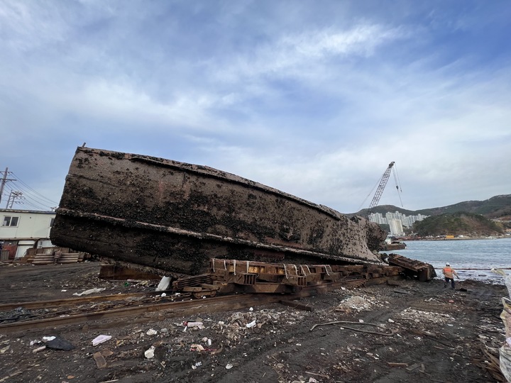 [부산=뉴시스] 30일 오전 부산 사하구의 한 조선소에서 해체작업 중이던 폐선박(100t급)이 왼쪽으로 쓰러졌다. (사진=부산소방재난본부 제공)&nbsp; *재판매 및 DB 금지