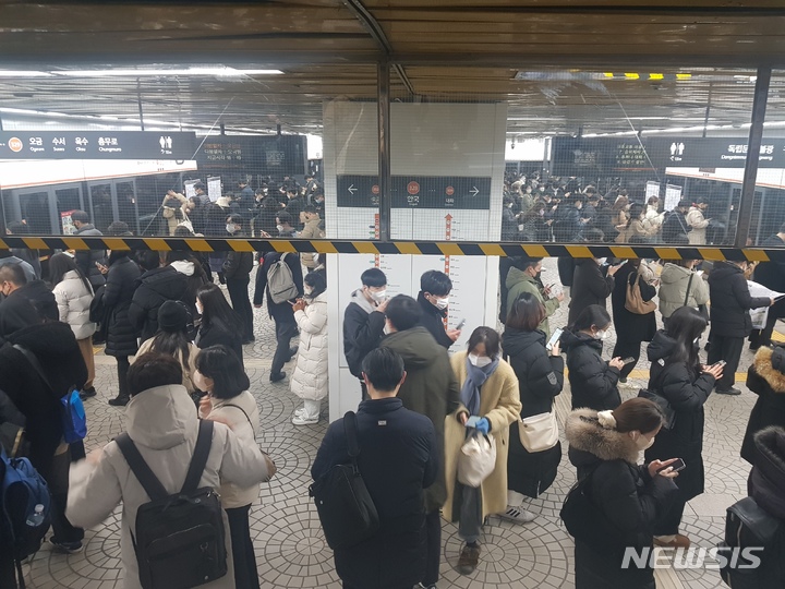 [서울=뉴시스] 전재훈 기자 = 서울교통공사(서교공) 양대노조가 대규모 구조조정에 반발해 총파업에 돌입한 30일 오후 시민들의 퇴근길 대란이 발생했다. (사진=독자 제공) 2022.11.30.