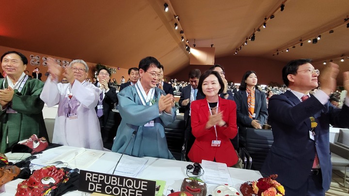 [서울=뉴시스] 30일(현지시각) 모로코 라바타에서 열리고 있는 제17차 유네스코 무형유산보호협약 정부간위원회에서 '한국 탈춤'이 유네스코 인류무형문화유산으로 등재되자 최응천 문화재청장(가운데)과 박상미 주(駐)유네스코 대표부 대사(오른쪽 두 번째) 등 정부 대표단이 관계자들과 기뻐하고 있다. ‘한국의 탈춤’은 춤과 노래, 연극을 아우르는 종합예술로, 사회 비판과 평등의 가치를 인정받아 한국의 22번째 유네스코 인류무형문화유산으로 이름을 올리게 되었다. (사진-문화재청 제공) 2022.11,30. photo@newsis.com *재판매 및 DB 금지