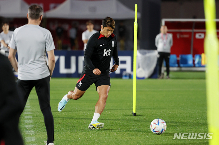 [도하(카타르)=뉴시스] 조성우 기자 = 대한민국 축구대표팀 황희찬이 29일(현지시간) 오후 카타르 도하 알 에글라 트레이닝센터에서 훈련을 하고 있다. 2022.11.29. xconfind@newsis.com