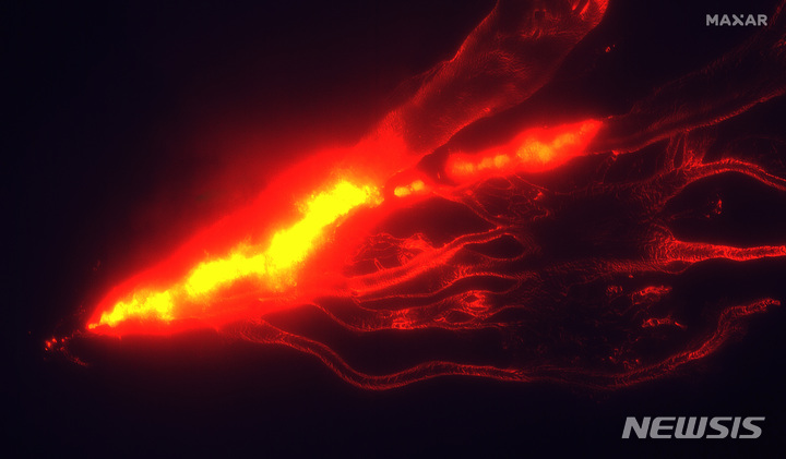 [빅아일랜드=AP/뉴시스] 막사르 테크놀로지스가 제공한 야간 위성 사진에 지난 28일(현지시간) 미 하와이주 빅아일랜드의 마우나로아 화산에서 용암이 흘러내리고 있다. 2022.11.30.