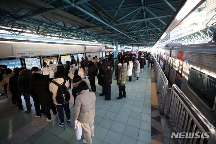 [서울=뉴시스] 김선웅 기자 = 서울교통공사(지하철 1~8호선) 노동조합이 파업에 돌입한 30일 서울 구로구 신도림역에서 시민들이 지하철을 기다리고 있다. 2022.11.30. mangusta@newsis.com