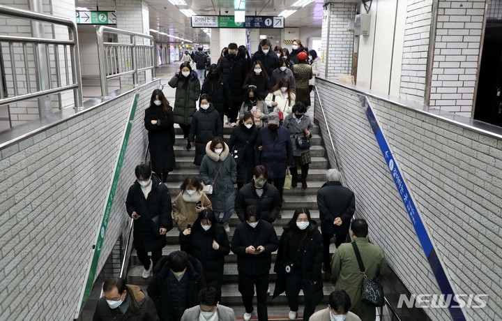 [서울=뉴시스] 김선웅 기자 = 서울교통공사(지하철 1~8호선) 노동조합이 파업에 돌입한 30일 서울 구로구 신도림역에서 시민들이 지하철에 탑승하기 위해 이동하고 있다. 2022.11.30. mangusta@newsis.com