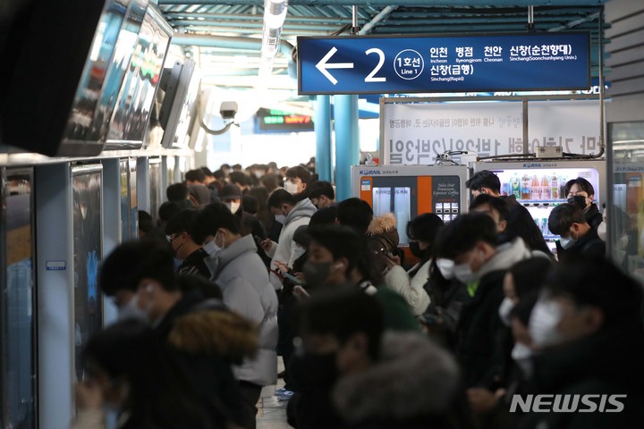 [서울=뉴시스] 김선웅 기자 = 서울교통공사(지하철 1~8호선) 노동조합이 파업에 돌입한 30일 서울 구로구 신도림역에서 시민들이 지하철을 기다리고 있다. 2022.11.30. mangusta@newsis.com