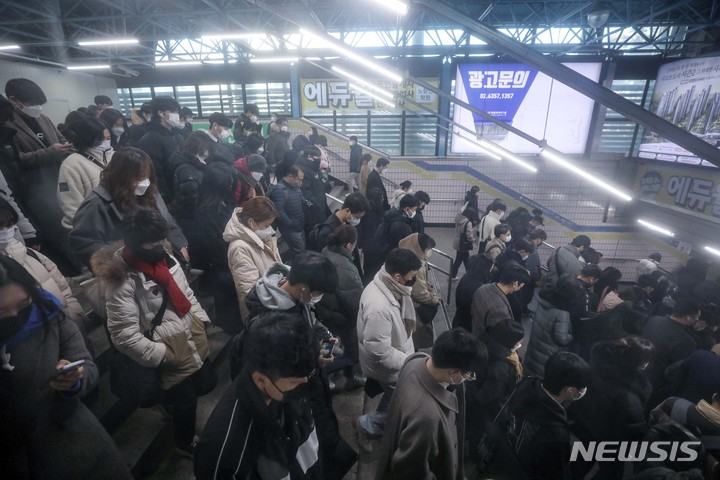 [서울=뉴시스] 김선웅 기자 = 서울교통공사(지하철 1~8호선) 노동조합이 파업에 돌입한 30일 서울 구로구 신도림역에서 시민들이 지하철에 탑승하기 위해 이동하고 있다. 2022.11.30. mangusta@newsis.com